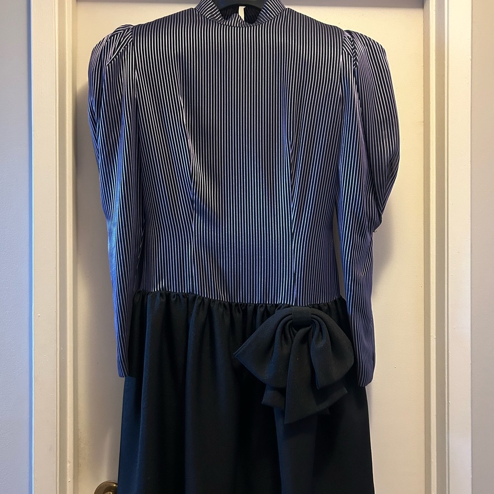 Striped purple and white puffed sleeves dress with bow detail